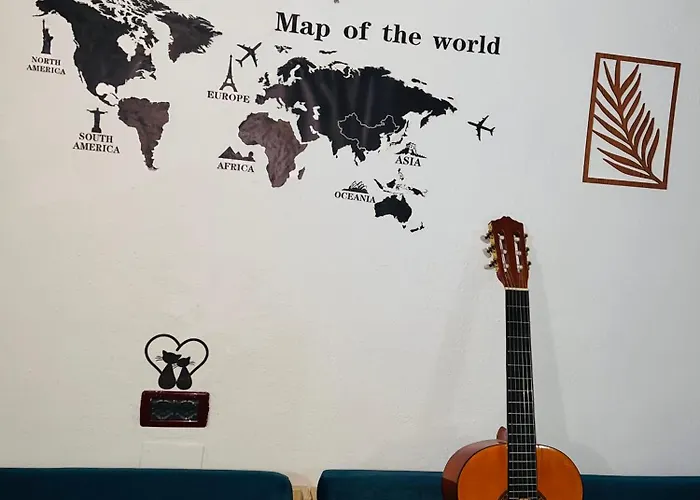 Door Hostel Τίρανα